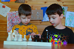 kids-playing-chess